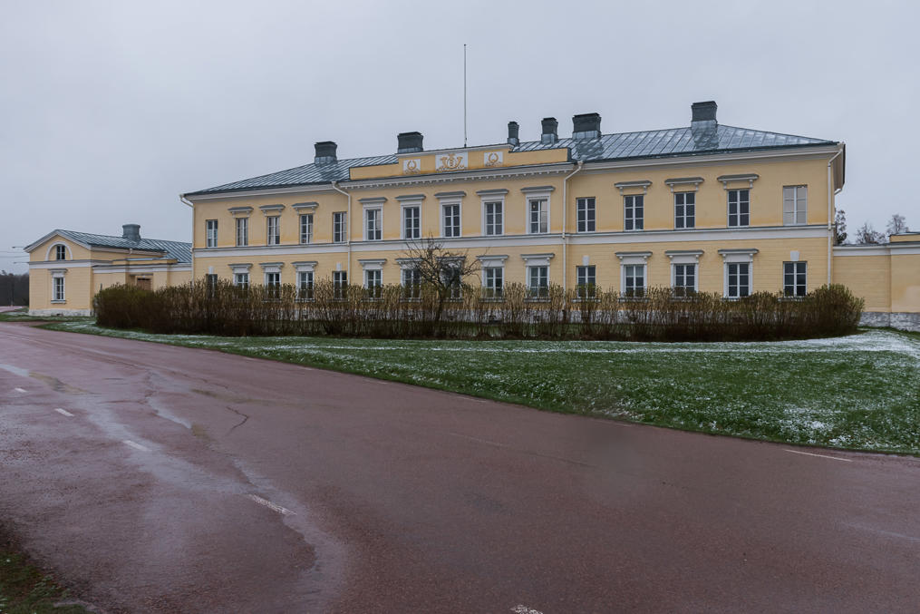 Почтовая станция в Эккерё, на западной оконечности островов, была построена Россией в 1828, специально относительно большой и грандиозной, чтобы произвести впечатление на шведов по ту сторону моря