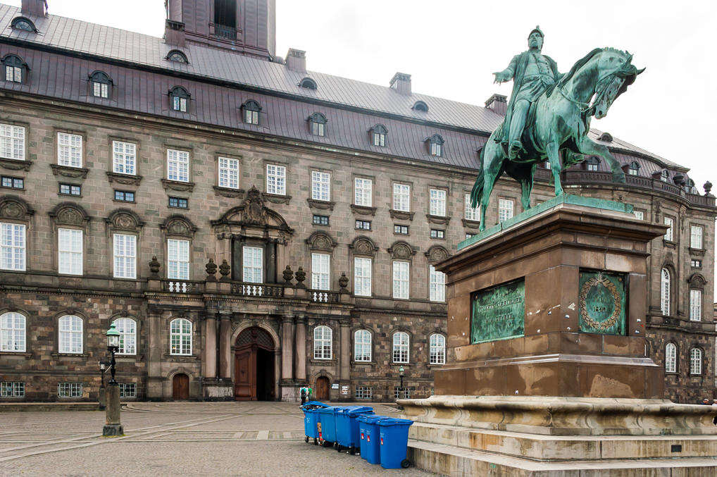 Frederik VII statue