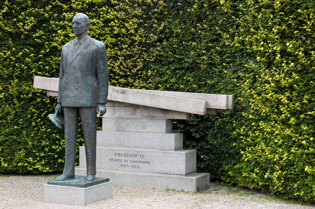 Frederick IX statue