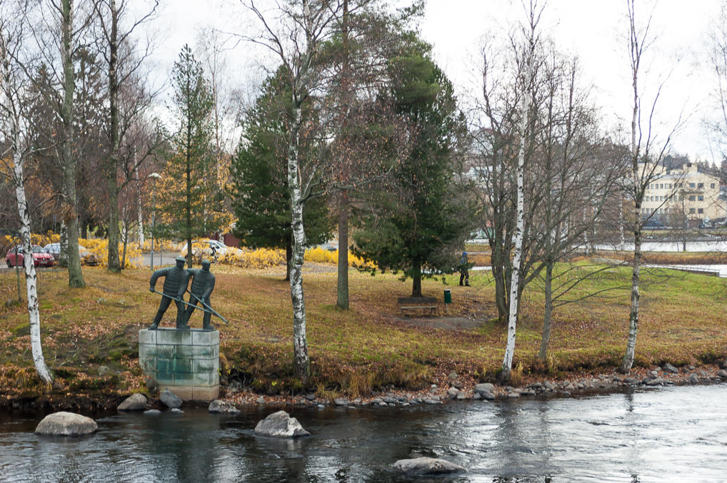 Timber rafting workers statue