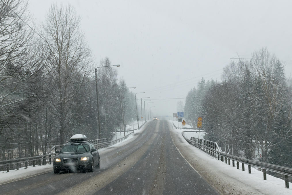 Национальная дорога 8 (Турку–Пори–Вааса–Коккола–Оулу) в районе города Раума в Сатакунте в марте в сильный снег