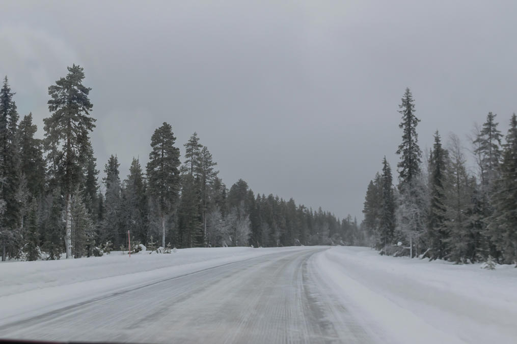 Национальная дорога 21 (Торнио–Килписъярви, дорога Северных Сияний) в районе поселка Колари в Западной Лапландии в январе