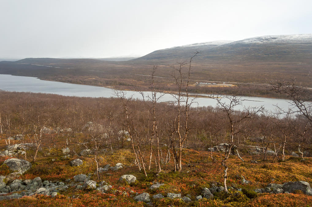  За озером видна полоса Дороги Северных сияний, и правее середины финско–норвежская таможня