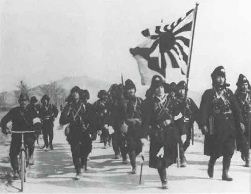 Японская пехота на марше в Китае в 1938 году. Они несут флаг "восходящего солнца", использование которого в Японии после Второй Мировой войны было запрещено.