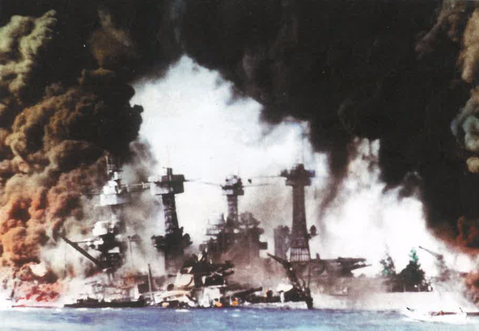 Линкор Тихоокеанского флота США горит в Перл-Харборе после внезапной японской атаки 7.12.1941. В годовщину события в 2001 году в своей речи президент США Джордж Буш сравнил атаку на Всемирный торговый центр с атакой на Перл-Харбор.