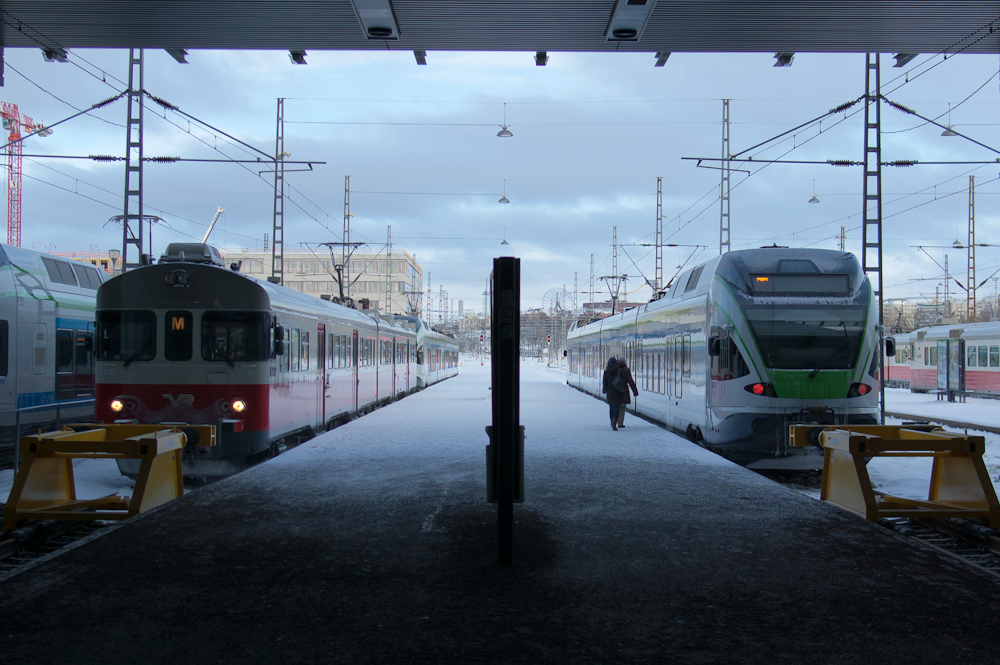 Старый электропоезд Sm2 (слева).  Фото 2012 года, когда еще существовал маршрут электричек M