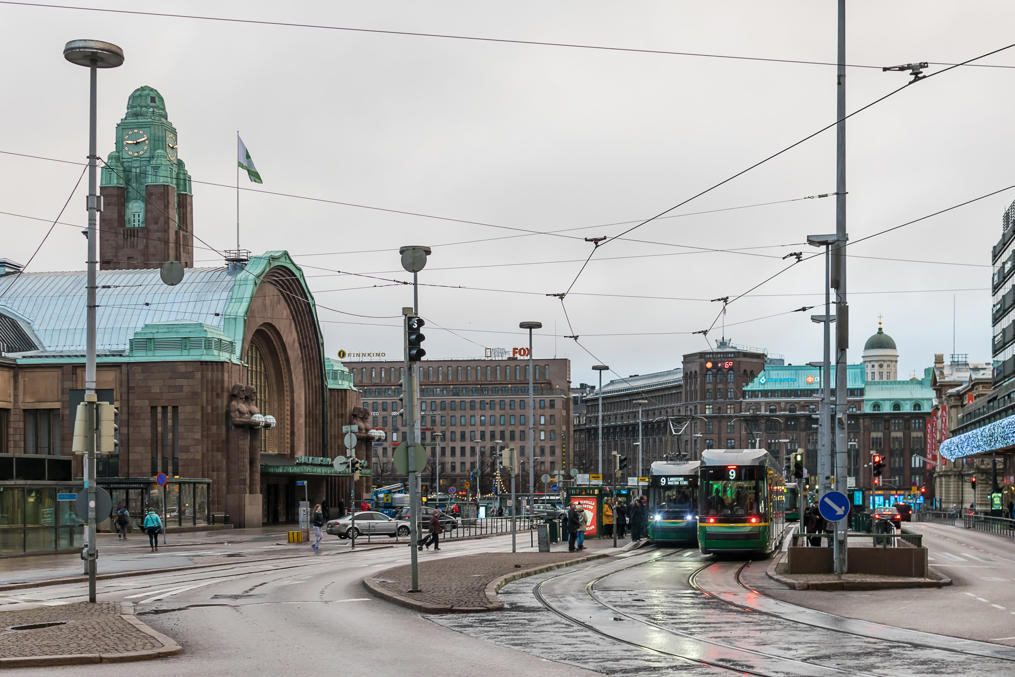 Вокзал Хельсинки.  Каменные статуи со светильником в руках перед входом -- традиционные символы всех финских железных дорог, часто используемые ими в маркетинге
