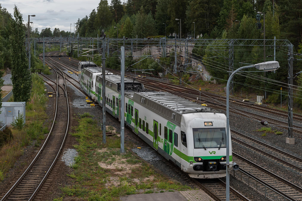 Региональная электричка R (модели Sm4) прибывает на станцию Хювинкяя