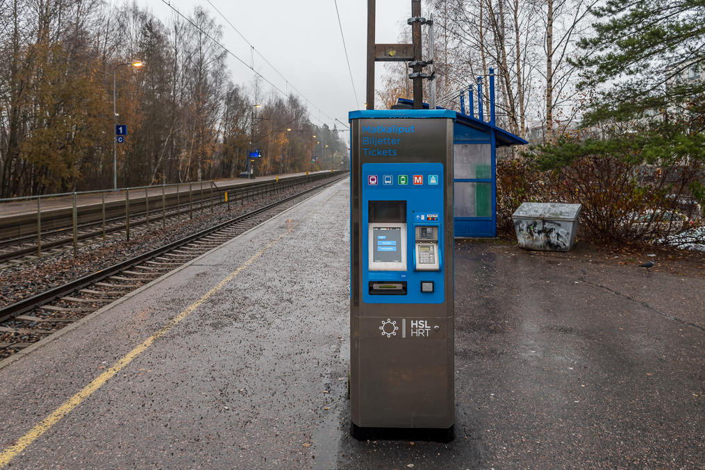 Маленький билетный автомат (только для бумажных билетов) на ж/д платформе Кило