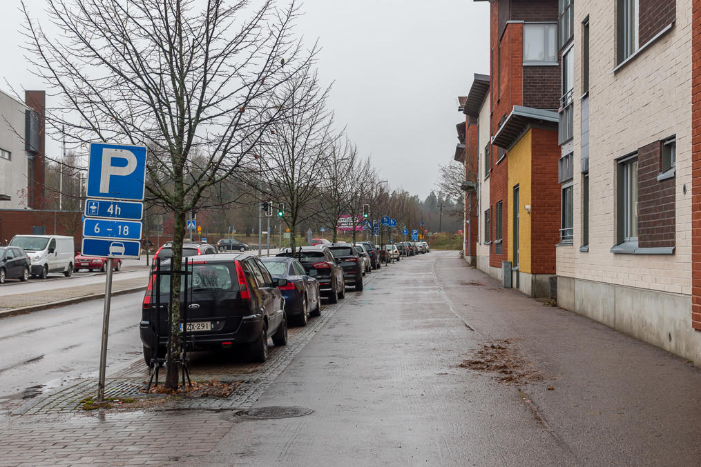 Time-limited street parking forces to plan one's car trips better even outside the inner city. Leppävaara, Espoo