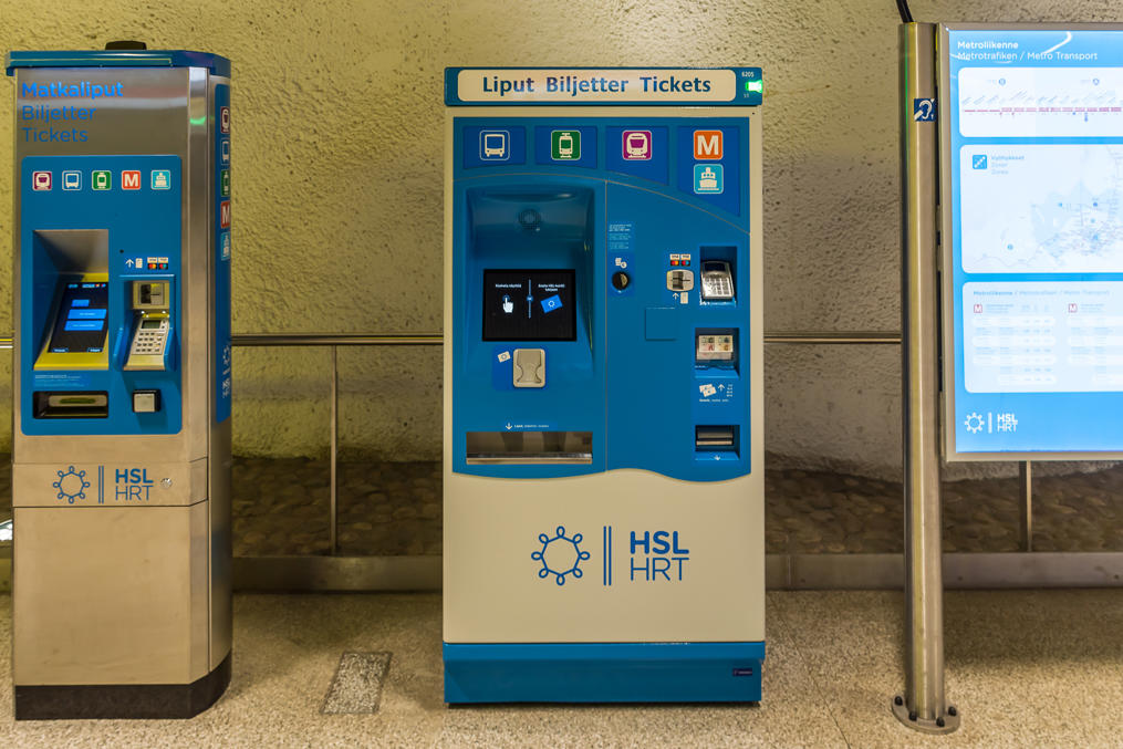 Большой билетный автомат (пригоден также для пополнения карт) на станции метро Тапиола.  Слева виден маленький