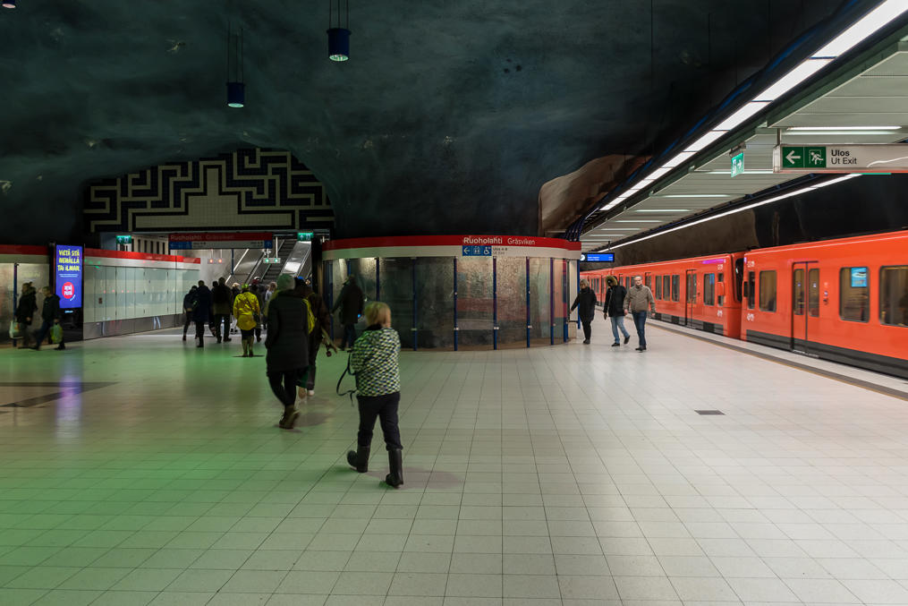 Станция метро Руохолахти (одна из центральных).  Поезд M100 отправляется