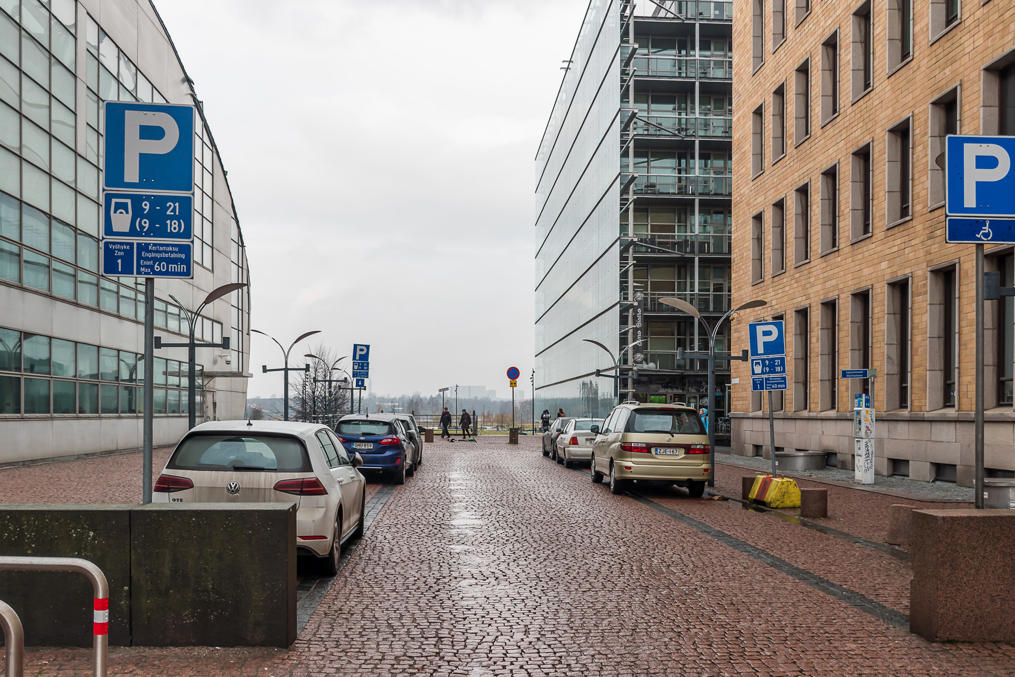 Платная и ограниченная по времени парковка в центре Хельсинки