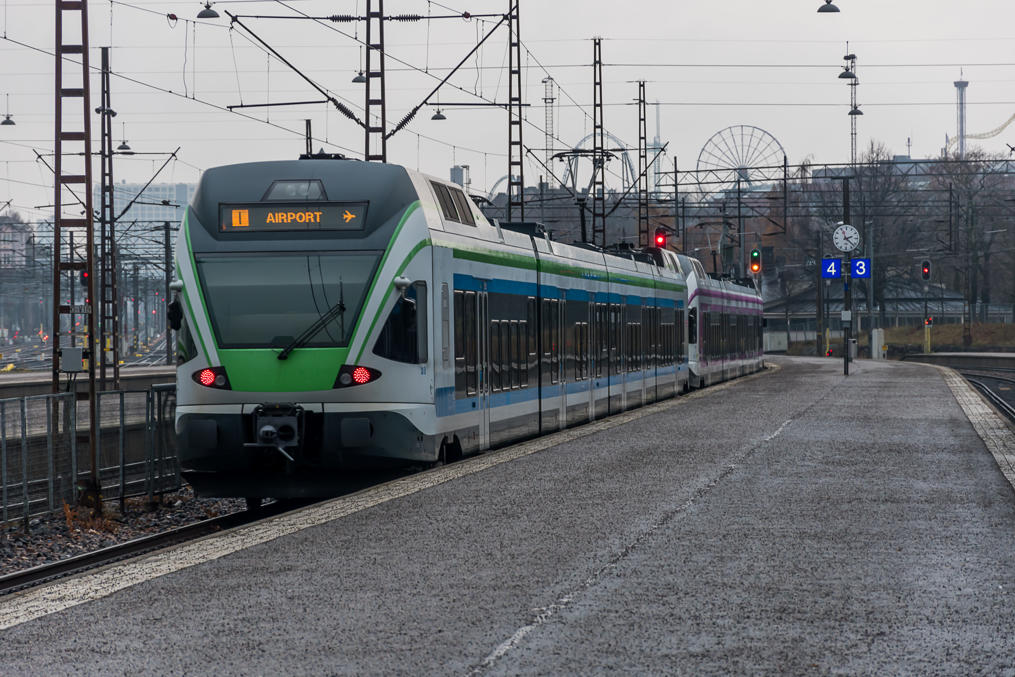 Sm5 train leaving station.  Note two (differently-colored) sections