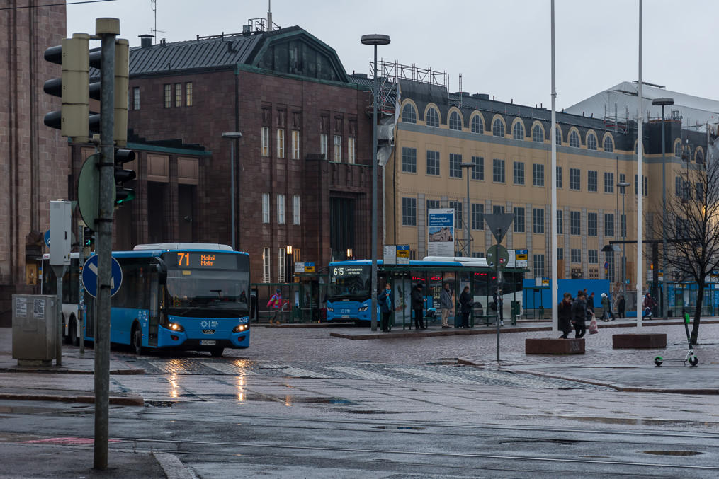 Автобусы покидают автостанцию Раутатиетори у вокзала Хельсинки