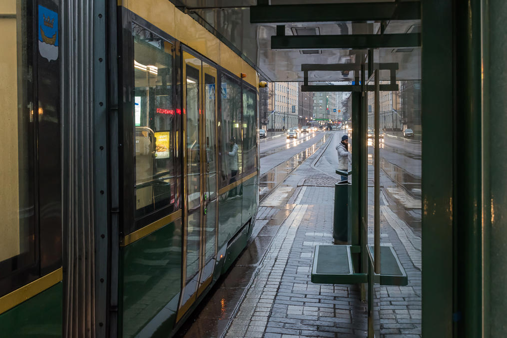 Трамвайная остановка на проспекте Маннерхейминтие.  Трамвайные остановки посередине проезжей частью делаются на островках и безопасны, но довольно тесны