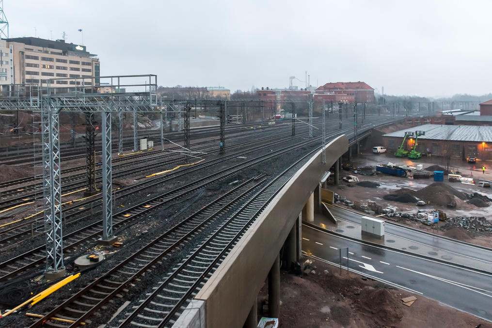 New rail track at Pasila, the rightmost one, south of the station.  Note still unfinished construction (not all switches installed yet)