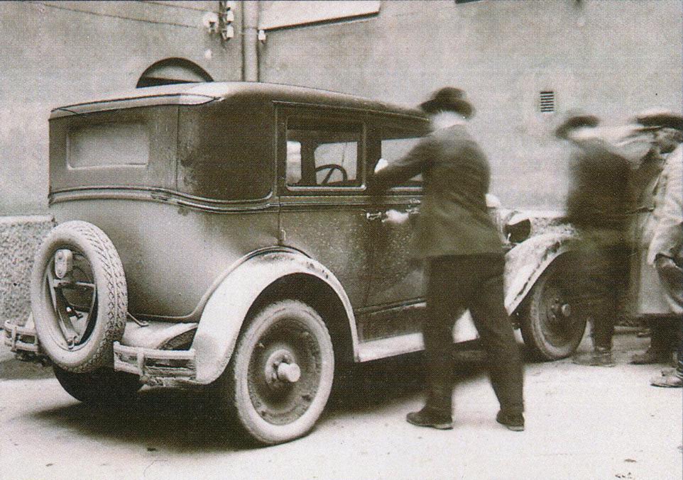 Машина, на которой похищали Стольбергов, у полицейского участка в Йоэнсуу.  1930