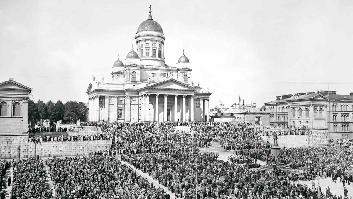 Крестьянский марш Лапуасского движения на Сенатской площади Хельсинки.  1930
