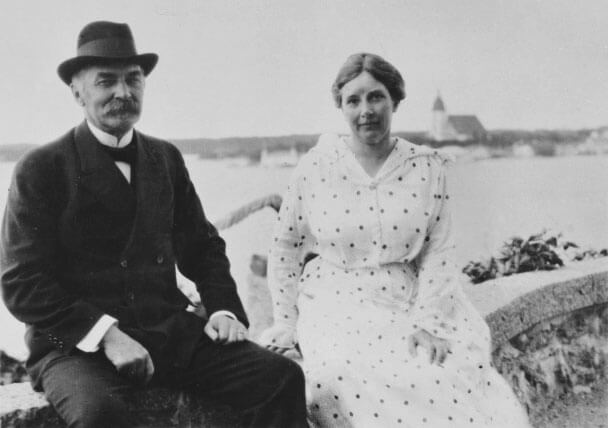 Стольберг со второй женой Эстер в резиденции Култаранта.  1920