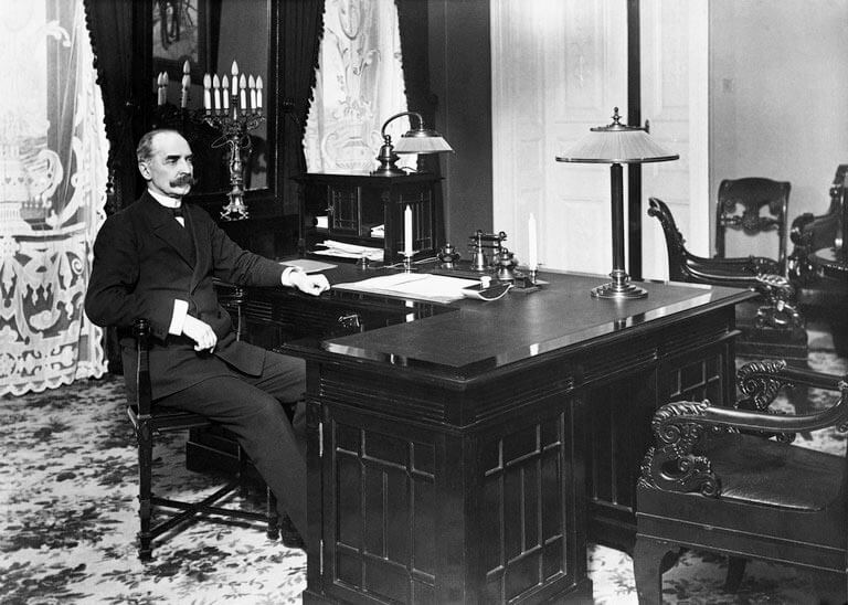 Стольберг в своем кабинете в Президентском дворце.  1919