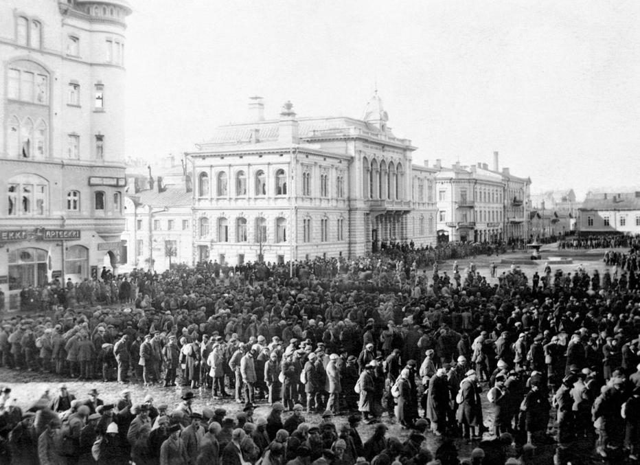 Красные военнопленные на центральной площади города Тампере.  Апрель 1918