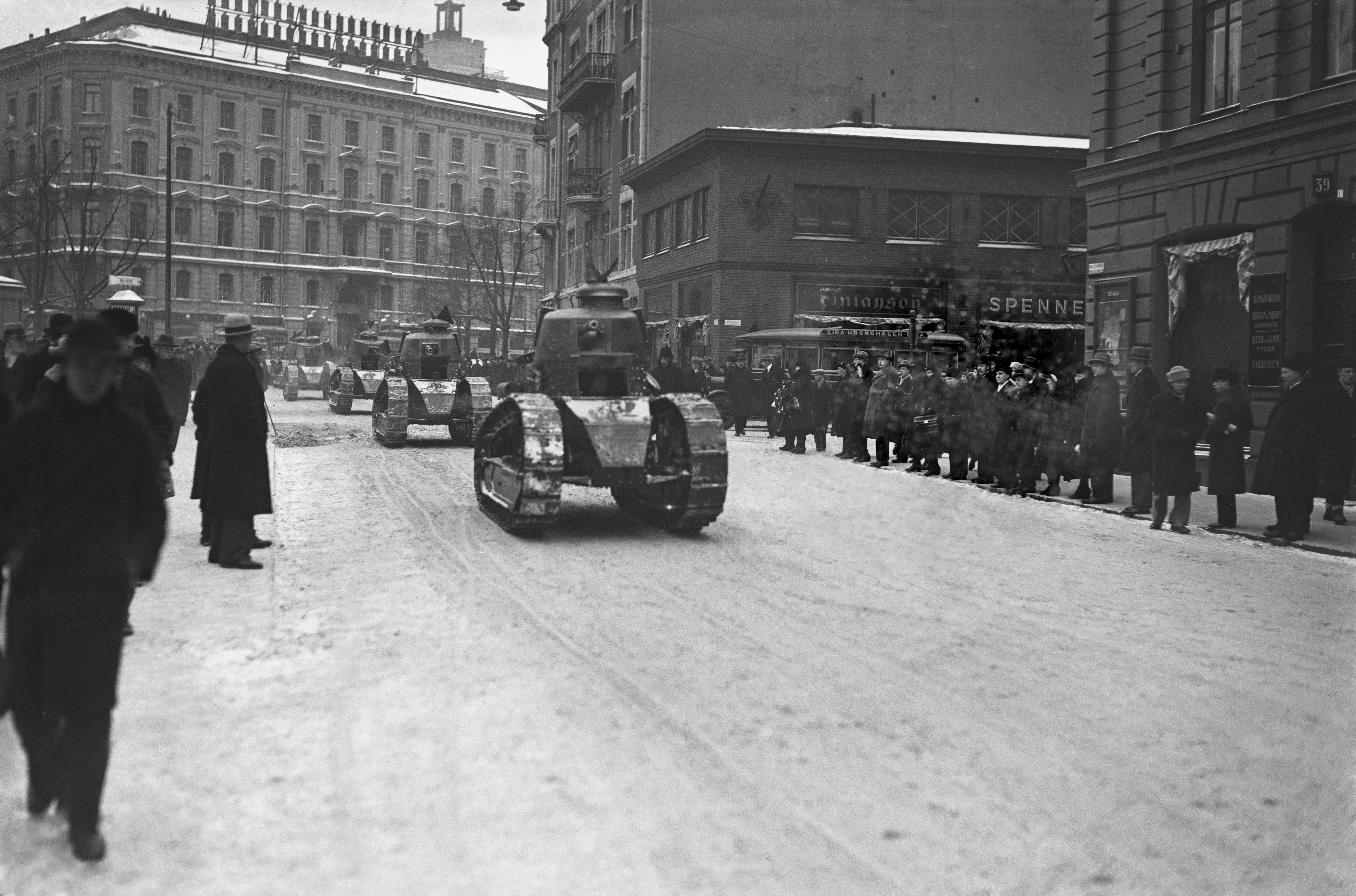 Танки на улицах Хельсинки 3.3.1932; подготовка к возможному вооруженному столкновению с мятежниками.  Фото из вики
