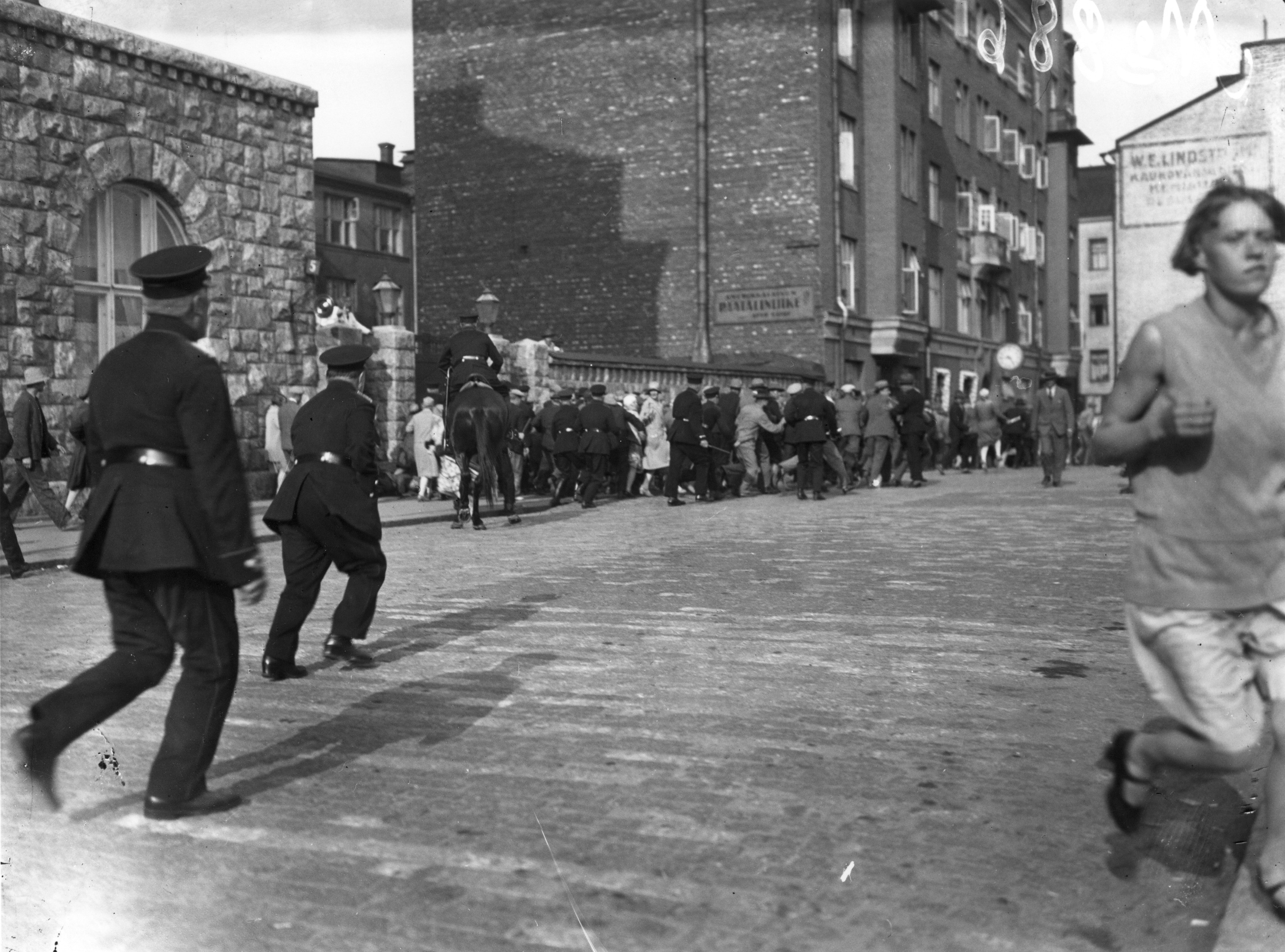 Разгон демонстрации "красного дня" 1.8.1929.  Фото из вики