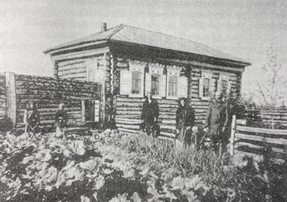Семья и дом Ункури в начале 1900-х.  По-видимому, хороших портретных фото лично Матти не сохранилось