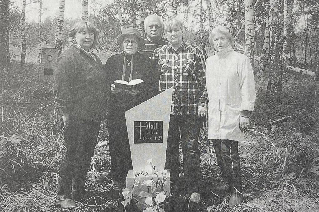 На могиле Матти Ункури в 2008