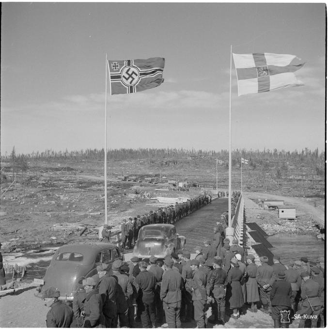 Свежепостроенный мост через Софьянгу 1.5.1942.  Не показывайте российским историкам :)  Источник: фотоархив SA-Kuva, фото 85860, фотограф Эркки Виитасало
