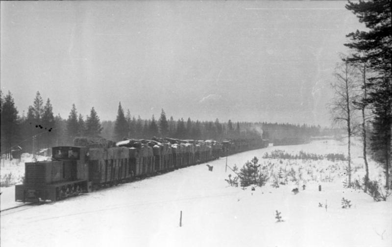 Поезд на полевой ж/д в декабре 1943.  Фото из вики