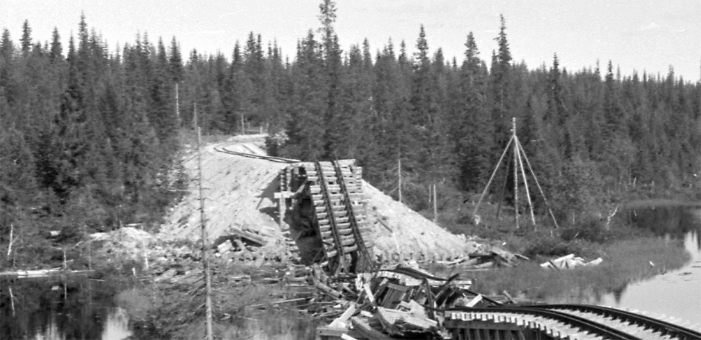 Взорванный мост через реку Ванттайяйоки летом 1945.  Источник: https://www.korpisota.fi/heeresfeldbahn/kenttaradan_tuho.html