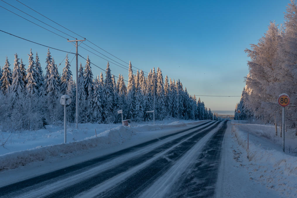 Возвращаясь из Кайнуу.  Участок дороги 8990 Вуокатти-Кулунталахти через сопку Леймуваара