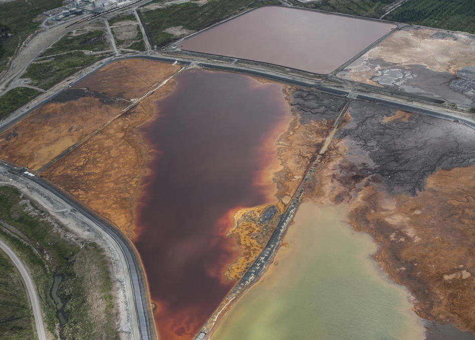 Хранилище известкового шлама в июне 2013, спустя полгода после аварии.  Фото из вики