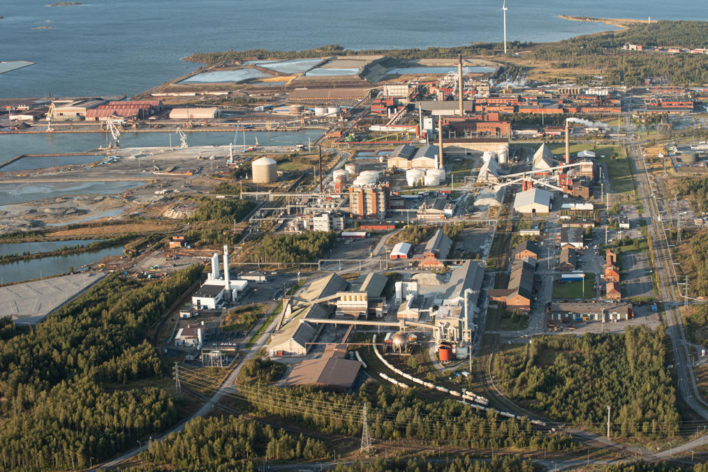 Промзона Kokkola Industrial Park (Юкспихлая) и морской порт.  Источник: STT (sttinfo.fi)