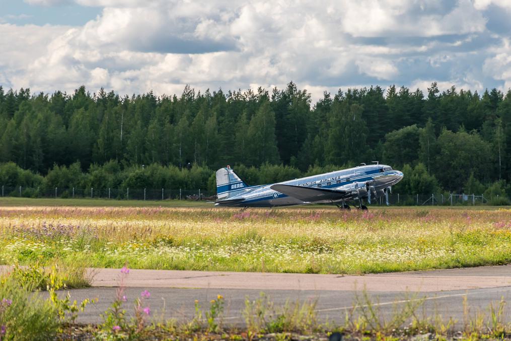 Музейный самолет DC-3, летающий иногда по Финляндии, в аэропорту Лаппеенранты в 2020; модель и, скорее всего, раскраска идентичны разбившемуся