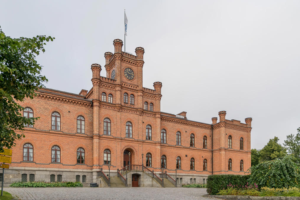 Vaasan hovioikeus, yksi Suomen viidestä hovioikeudesta, jonka toimivalta on Länsi- ja Keski-Suomi, on ollut historiallisesti yksi kaupungin tärkeimmistä instituuteista