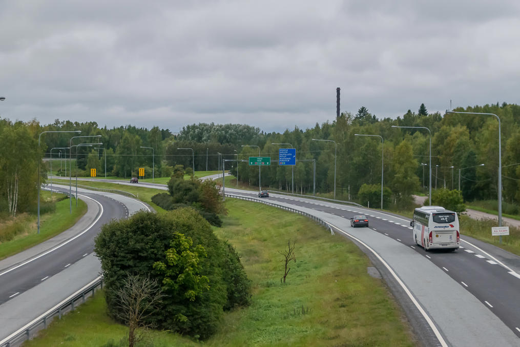 Vaasan moottoritie, Valtatie 3, johtaa kaupunkiin etelän (Porin), kaakon (Tampereen/Helsingin) ja idän (Seinäjoen) suunnasta