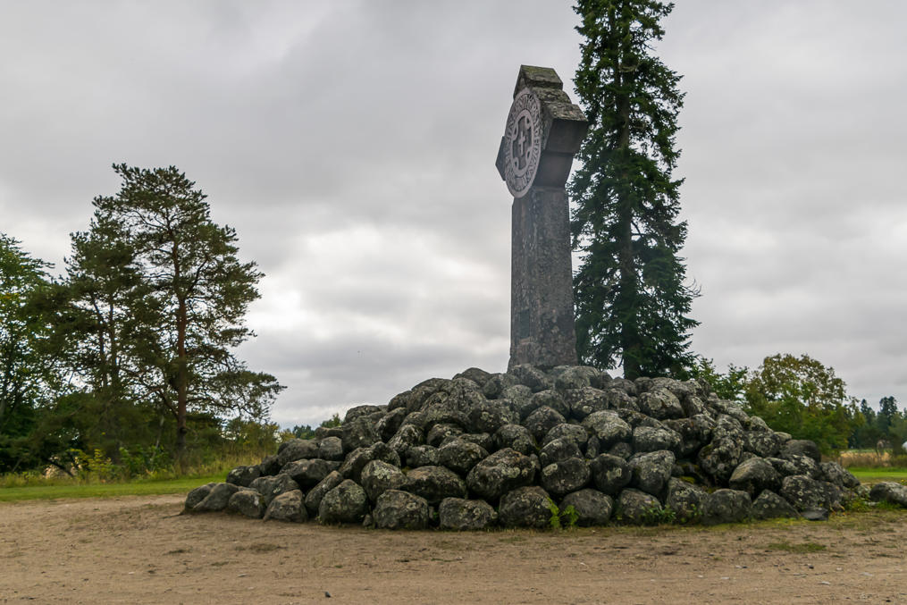 Памятник на холме Корсхольмского замка.  Никаких следов замка не сохранилось, даже археологических