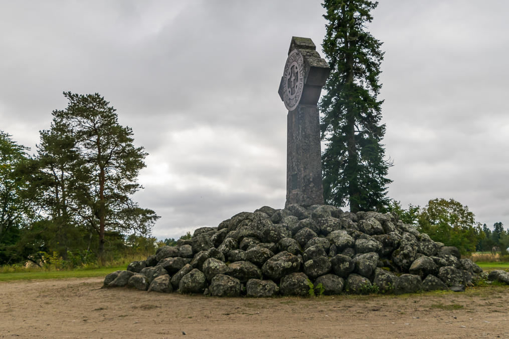 Mustomerkki Korsholman linnan valleilla.  Mitään jälkiä linnasta ei ole jäljellä, ei edes arkeologisia