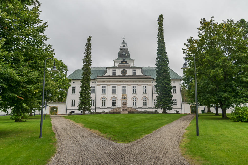 Loistava hovioikeuden talo selvisi Vaasan tulesta.  Hovioikeus kuitenkin siirrettiin uuteen Vaasaan, ja vanha rakennus muutettiin kirkoksi