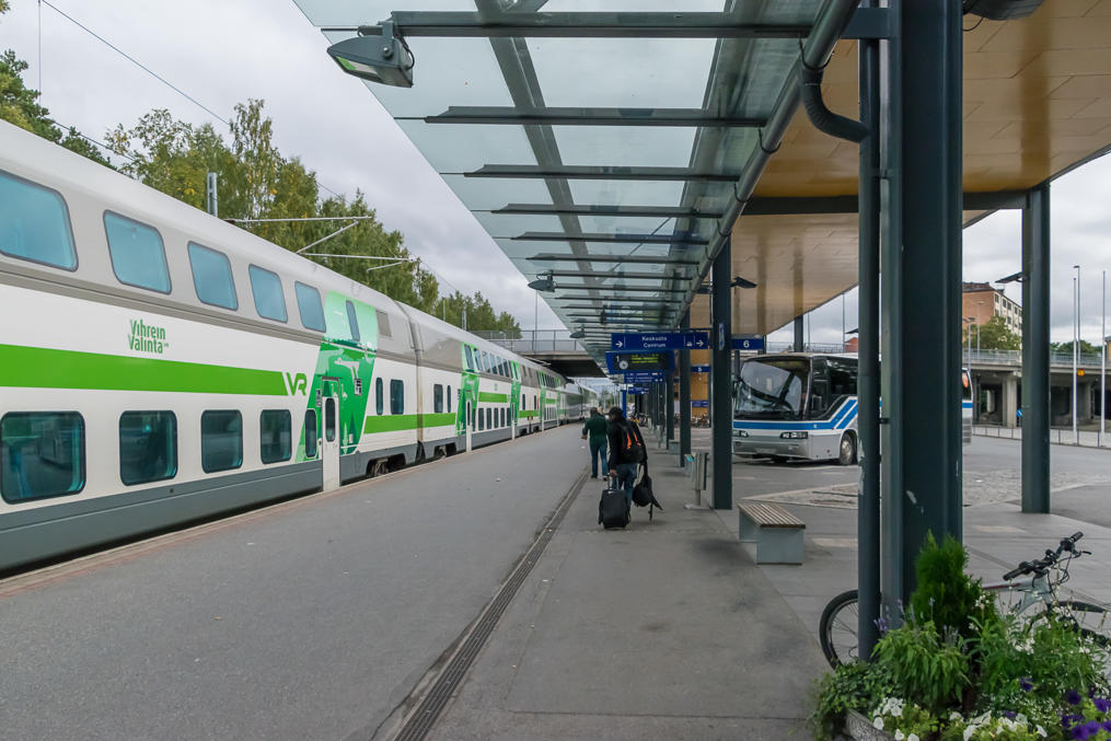 InterCity-juna Vaasan rautatieasemalla.  Linja-autoasema on aivan rautatieaseman vieressä, niin kuin on tavallista kaikkialla Suomessa