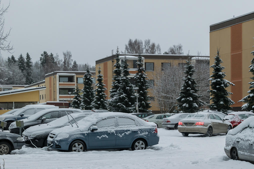 Pienet kerrostalot Ristinummen alueella kaukana keskustasta