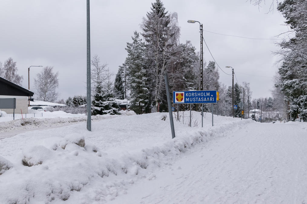 Vaasan ja Mustasaaren kuntaraja omakotitalojen alueella