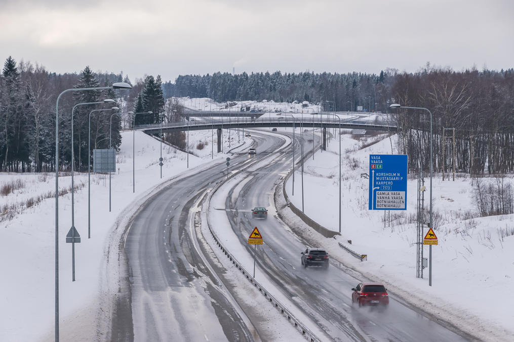 Kokkola Road, Road 8, also of near-motorway quality, the main road to the northeast to Kokkola and Oulu