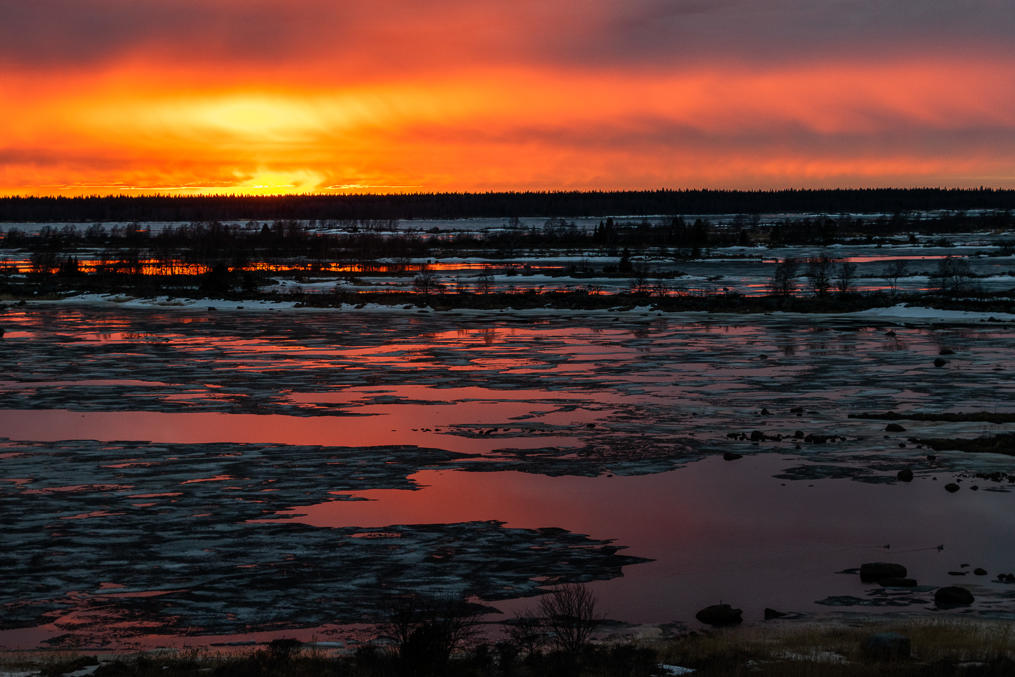 Moreenien selät auringonlaskun aikana huhtikuussa