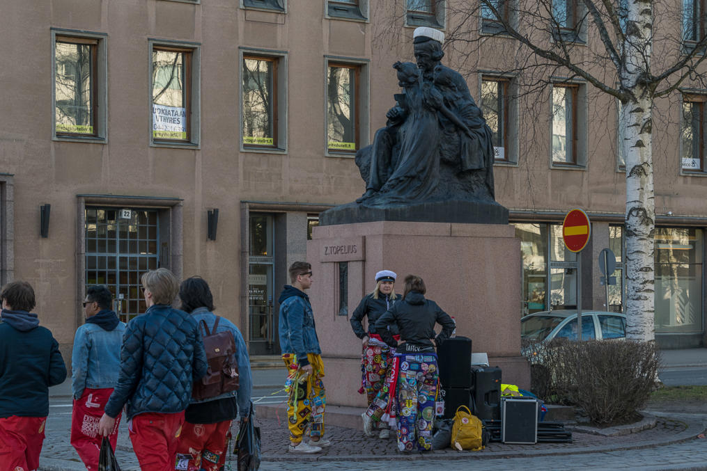 Студенческие празднования на ваппу (канун 1 мая).  В Хельсинки студенческую фуражку традицонно одевают на статую русалки Хавис-Аманда, а тут в Ваасе — на статую сказочника Закариаса Топелиуса