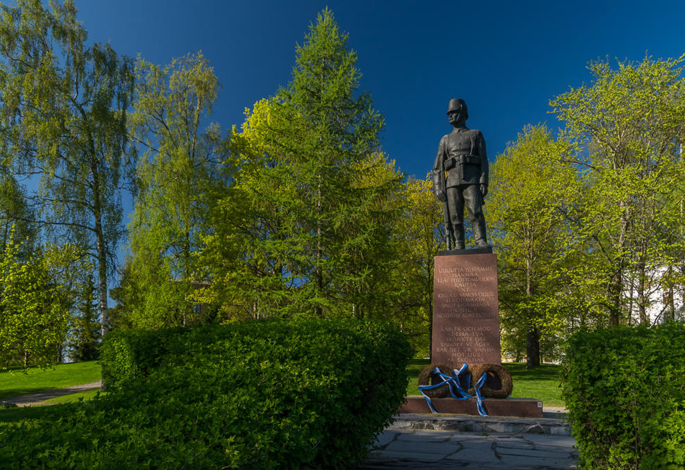 Jääkäripatsas hovioikeuden puistossa (Hoviskalla)