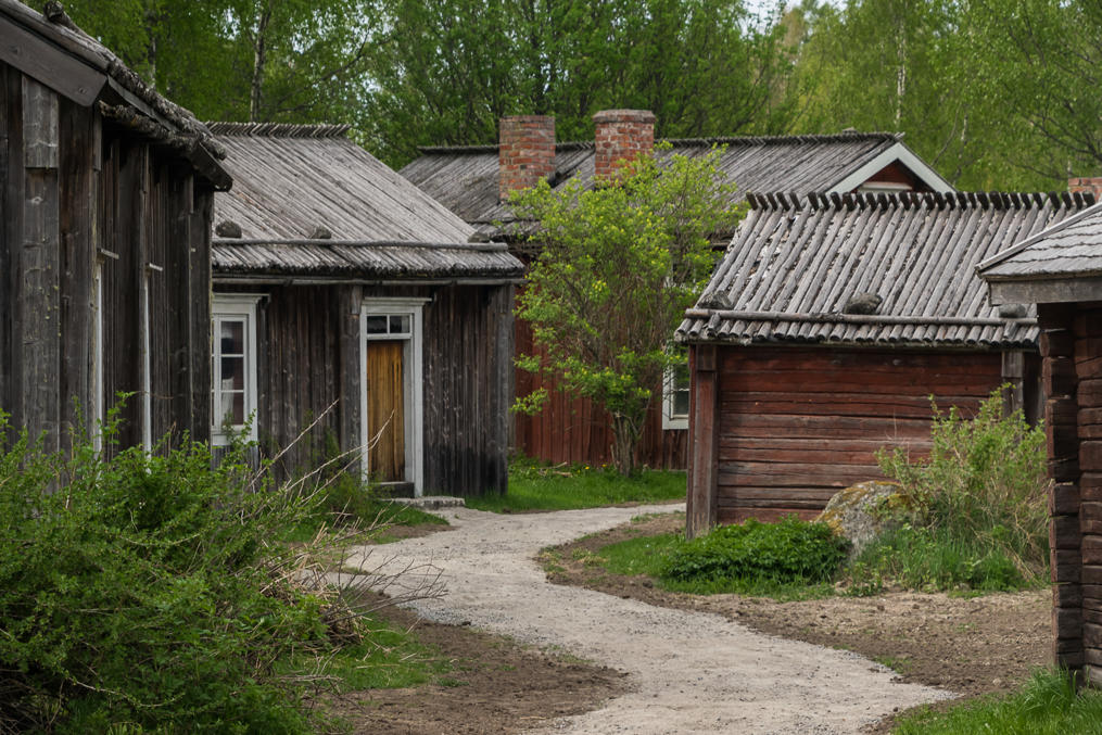 Maalaistaloja Stundarsin ulkoilmamuseossa Sulvan kylässä